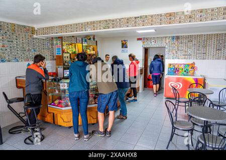 Das Innere des Cafés Nunes, wo Gäste stehen und Kaffee trinken. Fajã dos Vimes- São Jorge-Insel Azoren-Portugal. Stockfoto