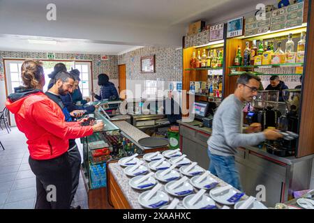 Das Innere des Cafés Nunes, wo Gäste stehen und Kaffee trinken. Fajã dos Vimes- São Jorge-Insel Azoren-Portugal. Stockfoto