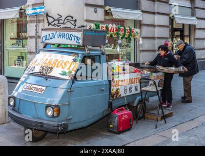 Mailand, Italien - 8. Dezember 2018. Geröstete Kastanien werden in der Via Paolo Sarpi verkauft. Die Via Paolo Sarpi ist bekannt als das Zentrum der chinesischen Gemeinde der Stadt Stockfoto