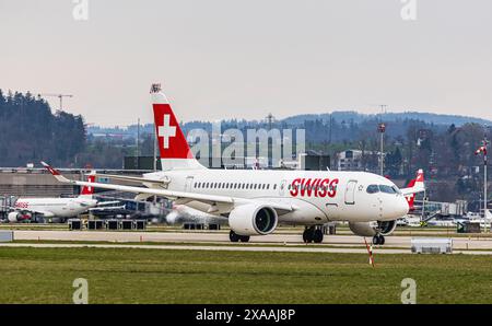 Ein Swiss International Airlines Airbus A220-100 fährt mit dem Taxi zur Start- und Landebahn am Flughafen Zürich. Registrierung HB-JBC. (Zürich, Schweiz, 11.03.2024) Stockfoto