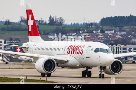 Ein Swiss International Airlines Airbus A220-100 fährt mit dem Taxi zur Start- und Landebahn am Flughafen Zürich. Registrierung HB-JBC. (Zürich, Schweiz, 11.03.2024) Stockfoto