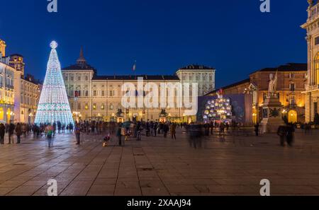 Turin (Piemont, Italien). Auf der Piazza Castello (Schlossplatz), Weihnachtsbaum und Adventskalender, die von der Gemeinde Turin für Weihnachten 2016 eingerichtet wurden Stockfoto