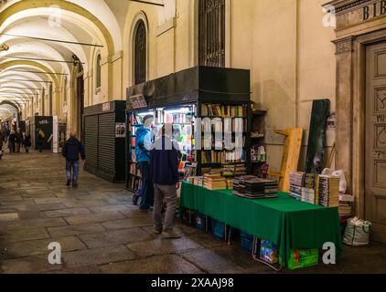 Turin, Italien - 27. Oktober 2016: Bücherstände unter den Arkaden der Via Po, in der Nähe des alten Universitätspalastes, mit Studenten und Pedistri Stockfoto