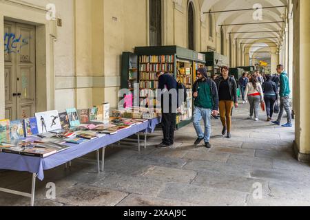 Turin, Italien - 6. Oktober 2016: Bücherstände unter den Arkaden der Via Po, in der Nähe des alten Universitätspalastes, mit Studenten und Fußgängerzone Stockfoto