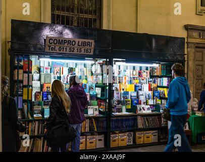 Turin, Italien - 27. Oktober 2016: Bücherstände unter den Arkaden der Via Po, in der Nähe des alten Universitätspalastes, mit Studenten und Pedistri Stockfoto