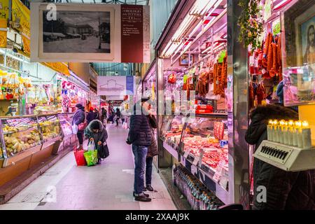 Turin, Italien - 12. Dezember 2017. Kunden auf dem Markt von Porta Palazzo, dem größten Freiluftmarkt in Europa. Stockfoto