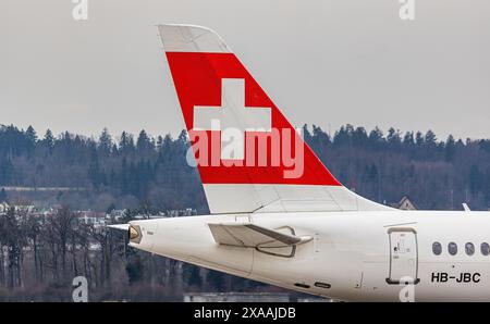 Heckflosse eines Swiss International Airlines Airbus A220-100 am Flughafen Zürich. Registrierung HB-JBC. (Zürich, Schweiz, 11.03.2024) Stockfoto