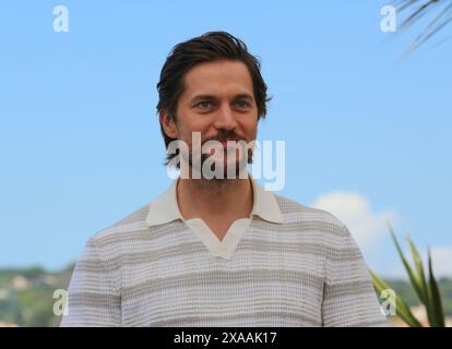 Cannes, Frankreich. Mai 2024. Lucas Bravo bei den Balconettes (Les Femmes Au Balcon) Filmfoto beim 77. Filmfestival von Cannes. Quelle: Doreen Kennedy/Alamy Live News. Stockfoto