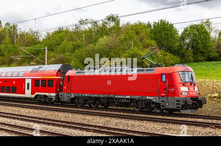 Hebertshausen, 10. April 2024: Der München-Nürnberg-Express. Der Personenzug wird von einer Elektrolokomotive der Baureihe 102 der DB angetrieben. (Foto von Stockfoto