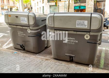 Allgemeine Hausmüll-Straßenmüll-Mülltonnen Barcelona, Spanien. Stockfoto