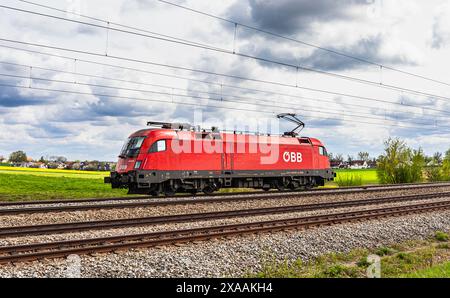 Hebertshausen, 10. April 2024: Eine von Siemens hergestellte Taurus-Lokomotive der Österreichischen Bundesbahnen (ÖBB) fährt von München in Richtung nur Stockfoto