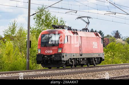 Hebertshausen, 10. April 2024: Eine von Siemens hergestellte Taurus-Lokomotive der Österreichischen Bundesbahnen (ÖBB) fährt von München in Richtung nur Stockfoto