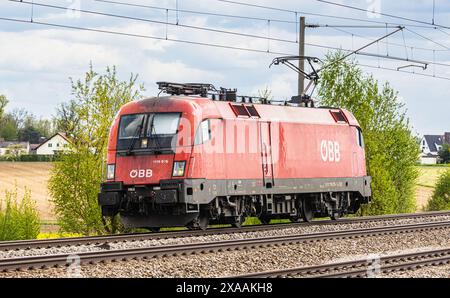 Hebertshausen, 10. April 2024: Eine von Siemens hergestellte Taurus-Lokomotive der Österreichischen Bundesbahnen (ÖBB) fährt von München in Richtung nur Stockfoto