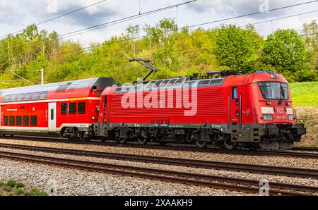 Hebertshausen, 10. April 2024: Der München-Nürnberg-Express. Der Personenzug wird von einer Elektrolokomotive der Baureihe 102 der DB angetrieben. (Foto von Stockfoto