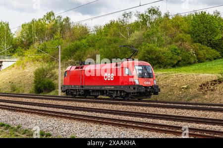 Hebertshausen, 10. April 2024: Eine von Siemens hergestellte Taurus-Lokomotive der Österreichischen Bundesbahnen (ÖBB) fährt von München in Richtung nur Stockfoto