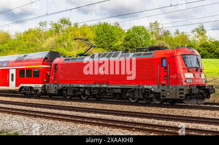 Hebertshausen, 10. April 2024: Der München-Nürnberg-Express. Der Personenzug wird von einer Elektrolokomotive der Baureihe 102 der DB angetrieben. (Foto von Stockfoto