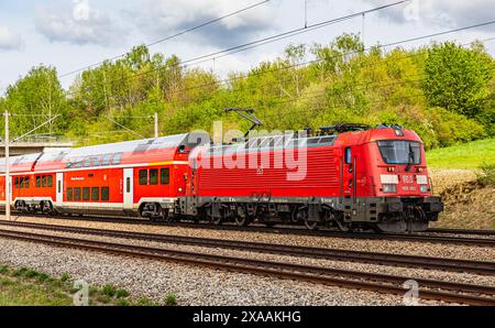 Hebertshausen, 10. April 2024: Der München-Nürnberg-Express. Der Personenzug wird von einer Elektrolokomotive der Baureihe 102 der DB angetrieben. (Foto von Stockfoto