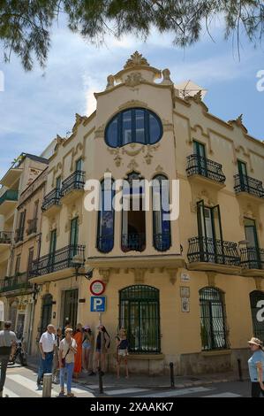 Sitges, Barcelona, Spanien - 5. Juni 2024: Stadtspaziergang neben dem berühmten Haus in Sitges Stockfoto