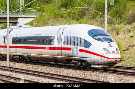 Hebertshausen, 10. April 2024: Eine ICE 3 (DB-Baureihe 403) der Deutschen Bahn auf der Bahnstrecke München–Nürnberg. (Foto von Andreas Stockfoto