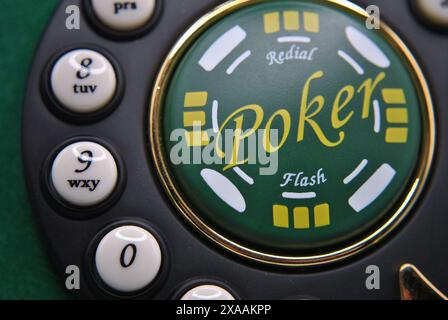 Close Up Green Poker Chip Button an einem Drehwahltelefon Stockfoto