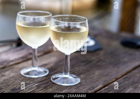 Verkostung von Bordeaux-Weißwein, rechtes Ufer der Gironde-Mündung, Frankreich. Gläser weißen, süßen französischen Weines, serviert im Außenrestaurant, Austern Farm Stockfoto