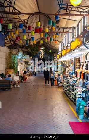 Fethiye, Türkei - 11. Mai 2023: Altstadt in Fethiye oder Paspatur Fußgängerzone mit kleinen Geschäften und Restaurants, Türkei Stockfoto