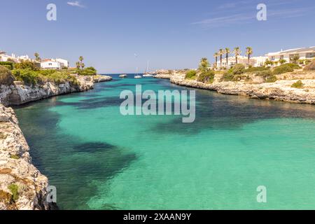 Eine der wunderschönen Buchten mit azurblauem Wasser in Ciutadella an der Küste von Menorca in Spanien Stockfoto