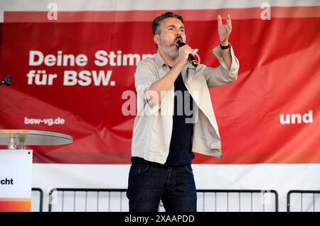 Fabio de Masi bei einer Wahlkampfveranstaltung des Bündnis Sahra Wagenknecht - Vernunft und Gerechtigkeit BSW auf dem Richard-Wagner-Platz. Leipzig, 04.06.2024 *** Fabio de Masi bei einer Wahlkampfveranstaltung der Allianz Sahra Wagenknecht Vernunft und Gerechtigkeit BSW am Richard Wagner Platz Leipzig, 04 06 2024 Foto:XM.xWehnertx/xFuturexImagex bsw leipzig 4620 Stockfoto