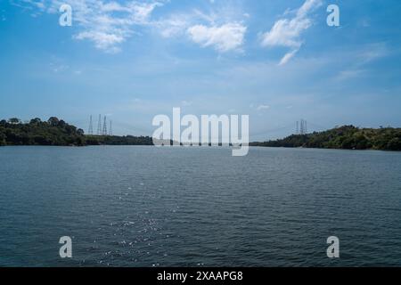 Hochspannungsleitungen und Stromturm am Fluss Xingu in der Nähe des Wasserkraftwerks Belo Monte im Amazonas-Regenwald in Altamira, Para, Brasilien. Energie Stockfoto