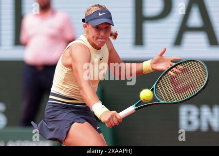 Roland Garros, Paris, Frankreich. Juni 2024. 2024 French Open Tennis Turnier, Tag 11; Mirra Andreeva (RUS) kommt ins Netz gegen Aryna Sabalenka Credit: Action Plus Sports/Alamy Live News Stockfoto