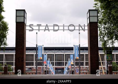 In Köln laufen die Vorbereitungen auf die UEFA EURO 2024 Fußball-EM: Das Kölner RheinEnergieStadion ist bereits mit Fahnen geschmückt, das Logo der Fußball Europameisterschaft zeigen, und ist eine der Spielstätten des Turniers. Themenbild, Symbolbild Köln, 05.06.2024 NRW Deutschland *** die Vorbereitungen für die UEFA EURO 2024 Fußball-Europameisterschaft laufen in Köln das RheinEnergieStadion in Köln ist bereits mit Fahnen mit dem Logo der Fußball-Europameisterschaft verziert und gehört zu den Veranstaltungsorten des Turniers Themenbild, symbolisches Bild Köln, 05 06 2024 NRW Deutschland Kopie Stockfoto