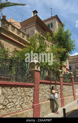 Sitges, Barcelona, Spanien - 5. Juni 2024: Bild des Sitges Royal Rooms Hotels, das das Wesen des Lebens in Sitges mit seinem klassischen Gebäude und an einfängt Stockfoto