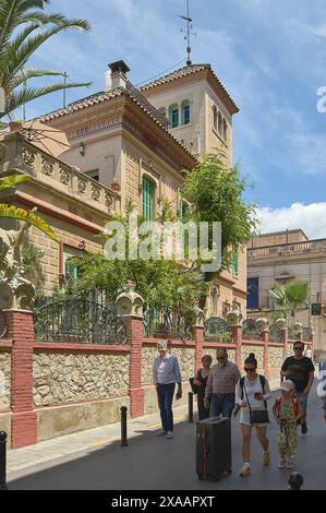 Sitges, Barcelona, Spanien - 5. Juni 2024: Blick auf das Boutique-Hotel Sitges Royal Rooms, ein strukturiertes Eckgebäude mit grünen Fensterläden, die das u reflektieren Stockfoto