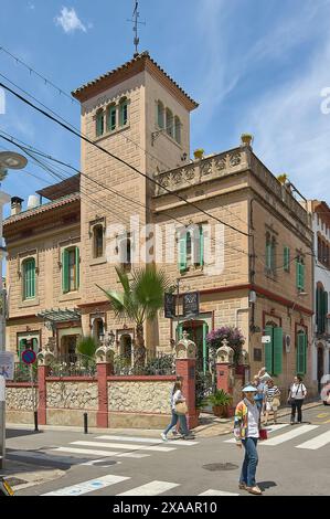 Sitges, Barcelona, Spanien - 5. Juni 2024: Ein täglicher Spaziergang neben dem Sitges Royal Rooms Hotel, einem architektonischen Juwel, das die traditionellen Elemente unterstreicht Stockfoto