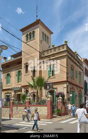 Sitges, Barcelona, Spanien - 5. Juni 2024: Foto des Sitges Royal Rooms Hotels, das ein perfektes Beispiel für den architektonischen Charme von Sitges darstellt Stockfoto