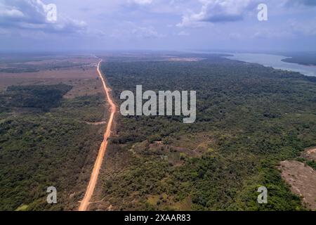 Aus der Vogelperspektive des Amazonas-Regenwaldes, der Entwaldung für Rinder und Landwirtschaft in der Transamazonica BR-230 Straße in der Nähe des Flusses Tapajos. Brasilien Stockfoto