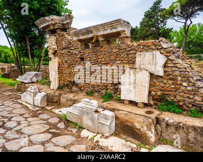 Ruinen von Porta Romana und Stadtmauern, die um das 1. Jahrhundert v. Chr. erbaut wurden - Archäologischer Park von Ostia antica, Rom, Italien Stockfoto