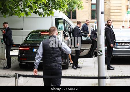 Sahra Wagenknecht BSW kommt mit ihrem Dienstwagen an - Wahlkampfveranstaltung mit Sahra Wagenknecht auf dem Willy-Brandt-Platz in Magdeburg Sachsen-Anhalt *** Sahra Wagenknecht BSW kommt mit ihrem Dienstwagen an - Wahlkampfveranstaltung mit Sahra Wagenknecht auf dem Willy-Brandt-Platz in Magdeburg Sachsen-Anhalt Stockfoto