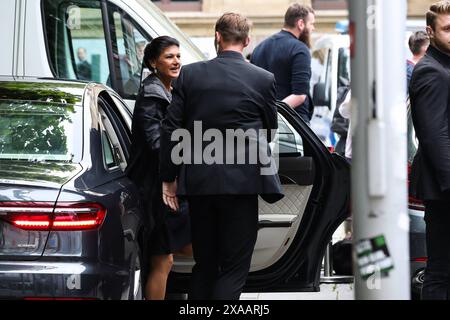 Sahra Wagenknecht BSW kommt mit ihrem Dienstwagen an - Wahlkampfveranstaltung mit Sahra Wagenknecht auf dem Willy-Brandt-Platz in Magdeburg Sachsen-Anhalt *** Sahra Wagenknecht BSW kommt mit ihrem Dienstwagen an - Wahlkampfveranstaltung mit Sahra Wagenknecht auf dem Willy-Brandt-Platz in Magdeburg Sachsen-Anhalt Stockfoto