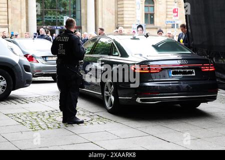 Sahra Wagenknecht BSW in ihrem Dienstwagen hinter der Bühne, sie fährt zur nächsten Veranstaltung nach Weimar Thüringen - Wahlkampfveranstaltung mit Sahra Wagenknecht auf dem Willy-Brandt-Platz in Magdeburg Sachsen-Anhalt *** Sahra Wagenknecht BSW in ihrem Dienstwagen hinter der Bühne, Fahrt zur nächsten Veranstaltung in Weimar Thüringen Wahlkampfveranstaltung mit Sahra Wagenknecht am Willy Brandt Platz in Magdeburg Sachsen-Anhalt Stockfoto