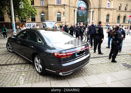 Sahra Wagenknecht BSW in ihrem Dienstwagen hinter der Bühne, sie fährt zur nächsten Veranstaltung nach Weimar Thüringen - Wahlkampfveranstaltung mit Sahra Wagenknecht auf dem Willy-Brandt-Platz in Magdeburg Sachsen-Anhalt *** Sahra Wagenknecht BSW in ihrem Dienstwagen hinter der Bühne, Fahrt zur nächsten Veranstaltung in Weimar Thüringen Wahlkampfveranstaltung mit Sahra Wagenknecht am Willy Brandt Platz in Magdeburg Sachsen-Anhalt Stockfoto