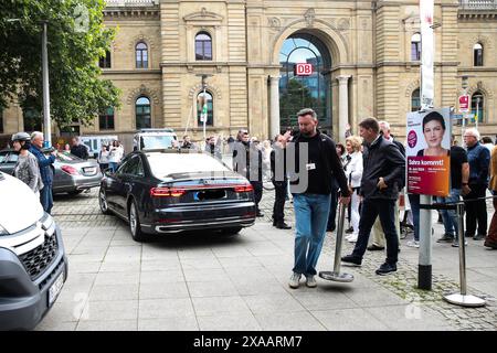 Sahra Wagenknecht BSW in ihrem Dienstwagen hinter der Bühne, sie fährt zur nächsten Veranstaltung nach Weimar Thüringen - Wahlkampfveranstaltung mit Sahra Wagenknecht auf dem Willy-Brandt-Platz in Magdeburg Sachsen-Anhalt *** Sahra Wagenknecht BSW in ihrem Dienstwagen hinter der Bühne, Fahrt zur nächsten Veranstaltung in Weimar Thüringen Wahlkampfveranstaltung mit Sahra Wagenknecht am Willy Brandt Platz in Magdeburg Sachsen-Anhalt Stockfoto