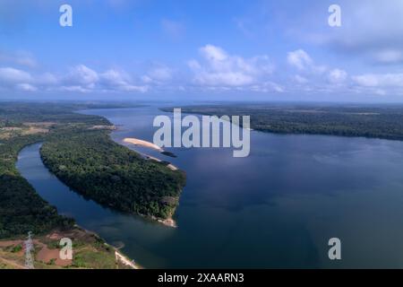 Wunderschöner Blick aus der Luft auf den Fluss Xingu in der Nähe des Wasserkraftwerks Belo Monte im Amazonas-Regenwald in Altamira Stadt, Para, Brasilien. Konzeptumgebung Stockfoto