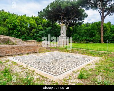Mosaik auf dem Siegesplatz (Piazzale della Vittoria) - Archäologischer Park von Ostia antica, Rom, Italien Stockfoto
