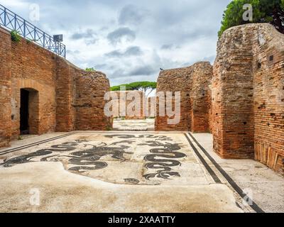 Amphitrit, Neptuns Frau, reitet auf einem Seepferd und begleitet von Tritonen - Terme di Nettuno (Neptunbäder) - verbunden mit dem Decumanus durch einen Arkadengang, der diese Seite der Straße monumentalisiert, die Bäder stammen aus dem späten 1. Jahrhundert n. Chr., wurden aber von Kaiser Hadrian (117–138 n. Chr.) wieder aufgebaut und 139 n. Chr. von Kaiser Antoninus Pius fertiggestellt Stockfoto