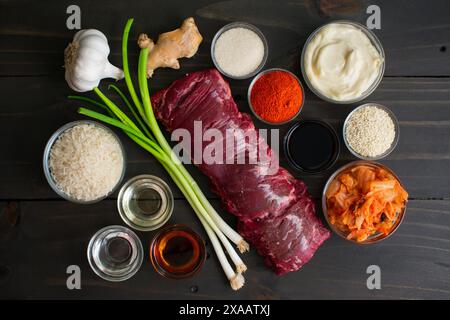 Koreanisches Rock Steak mit Kimchi Aioli über Jasminreis: Gegrilltes Rock Steak in Scheiben geschnitten und garniert mit Aioli, Gochugaru, Zwiebeln und Sesamsamen Stockfoto