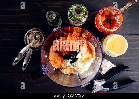 Kimchi Aioli Zutaten in einer Schüssel für Küchenmaschinen: Unvermischte Mayonnaise, Kimchi, Reisessig, geröstetes Sesamöl, Knoblauch, und braunem Zucker Stockfoto