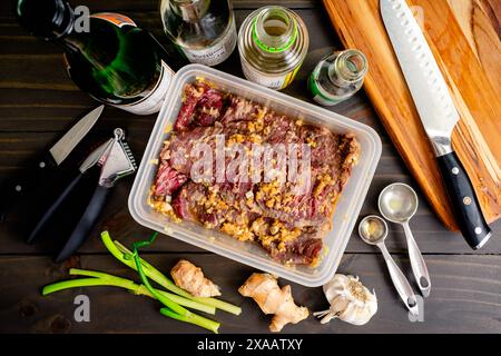 Marinierendes Rock Steak in Ingwer Knoblauch Marinade: Marinierendes Rock Steak in Ingwer, Knoblauch, Sojasauce, Sesamöl, Sake, und Reisessig Stockfoto