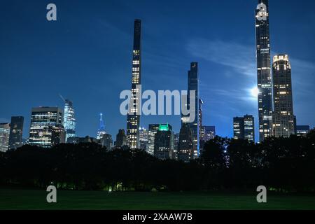 Nächtliche Skyline von Manhattan vom Central Park, New York City mit beleuchteten Wolkenkratzern Stockfoto