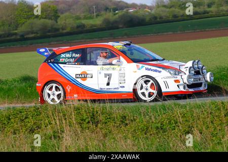 Ein Ford Focus mit Martini-Lackierung, der auf einer Landstraße zu einer Ford Car Show in der Squires Cafe Bar in der Nähe von Sherburn in-Elmet fährt Stockfoto